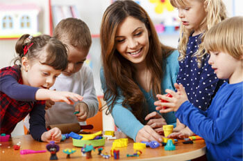 Sozialpädagogik Studentin arbeitet mit Kindern während eines Praktikums.